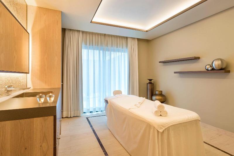 Отель Pine Cliffs Ocean Suites, A Luxury Collection Resort & Spa, Algarve