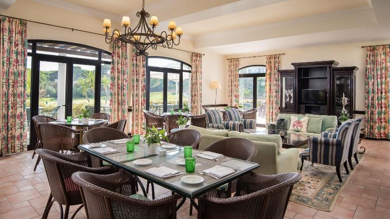 Отель Pine Cliffs Village