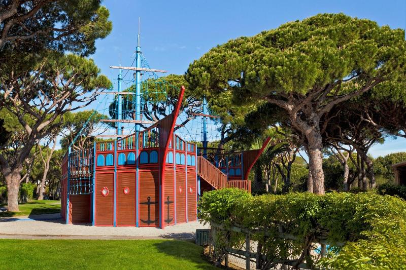 Отель Pine Cliffs Village