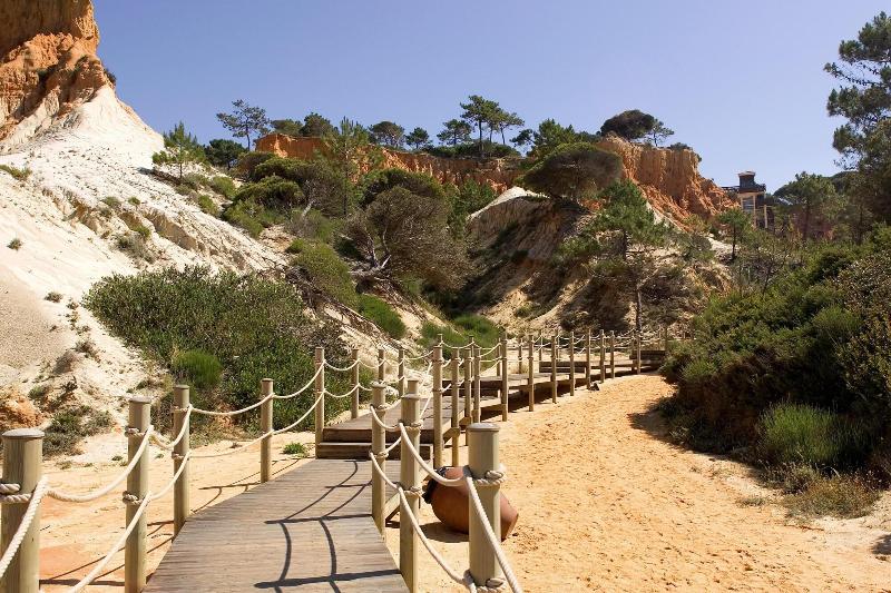 Отель Pine Cliffs Village