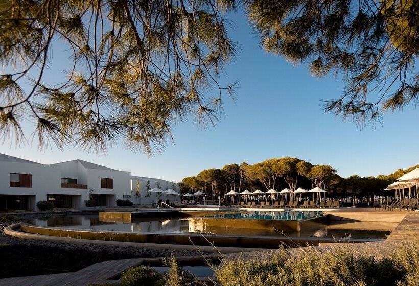 Отель Pine Cliffs Village