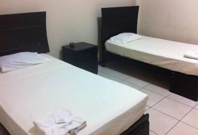 ホテル Residencial Brest Amazon Tarapoto