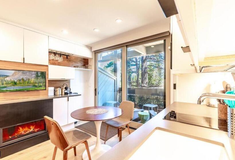 Modern Hotel Style Studio   Timber Creek Lodge #210 Hotel Room