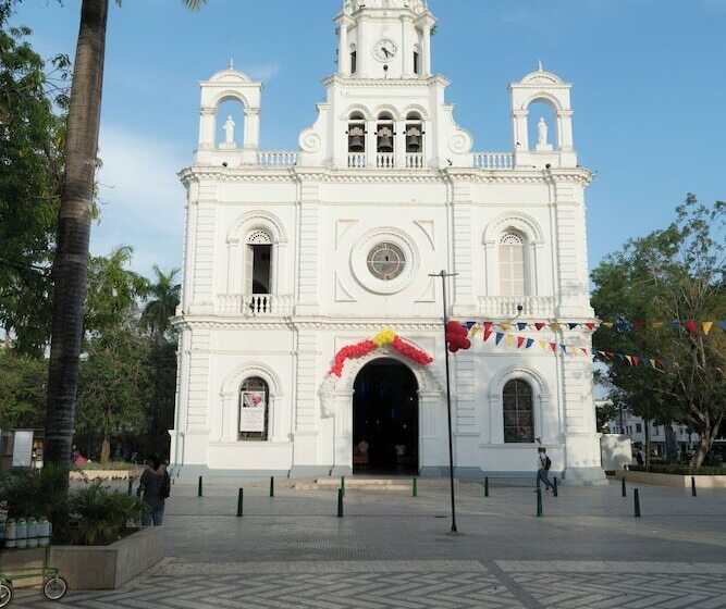 Отель Cinco Monteria