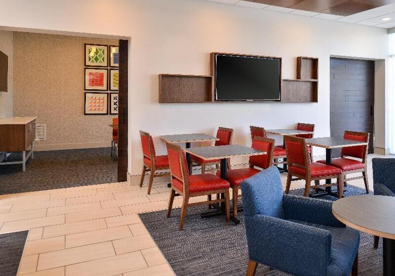 Отель Holiday Inn Express & Suites   Brighton South   Us 23, An Ihg