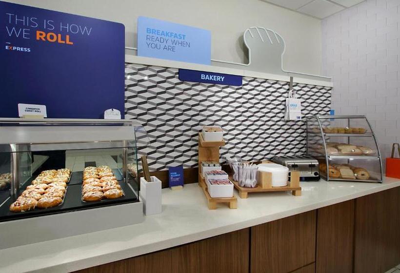 هتل Holiday Inn Express & Suites Columbus North By Ihg