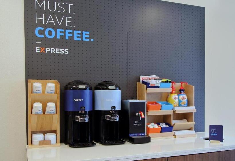 هتل Holiday Inn Express & Suites Columbus North By Ihg