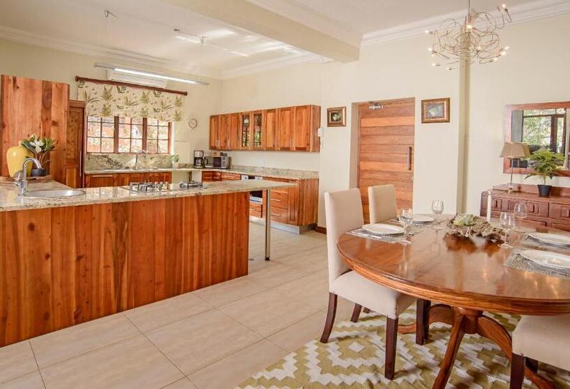 بنسيون Leaves Lodge And Spa