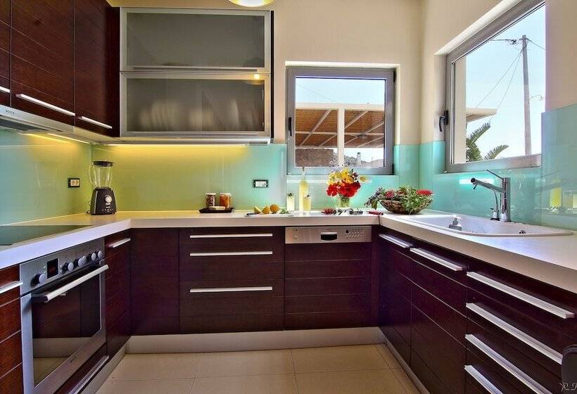 Villa Takeoff Saronida