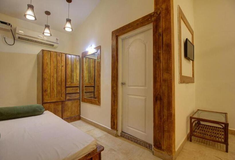 Fabhotel Grand Royal Palms