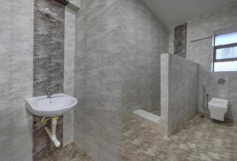 Fabhotel Grand Royal Palms