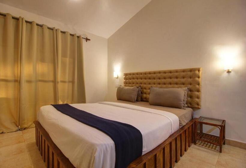 Fabhotel Grand Royal Palms