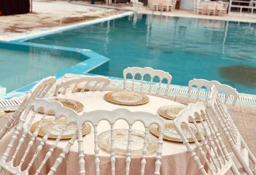 فندق Azra Family