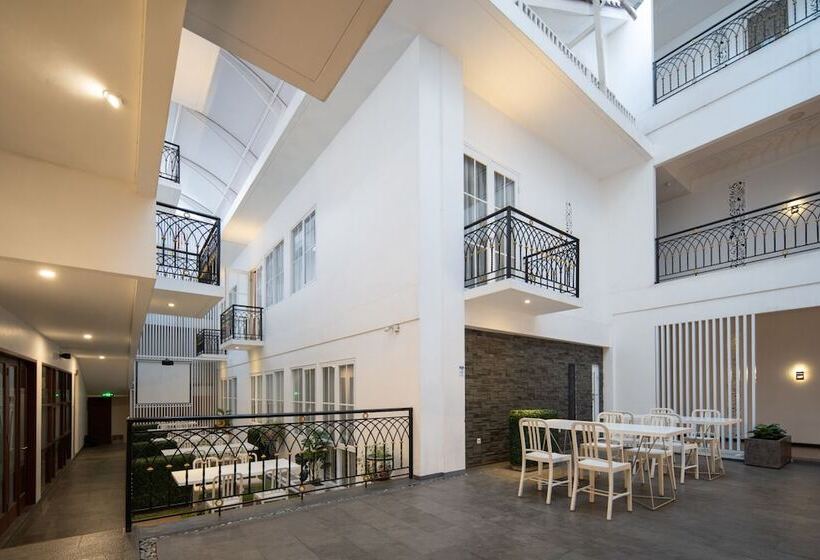 Отель Cove Bening Boutique