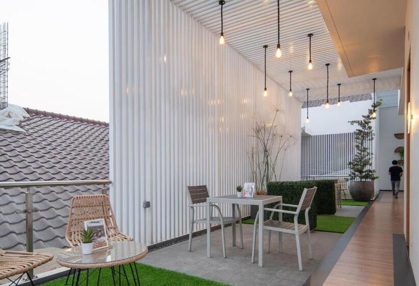 Отель Cove Bening Boutique