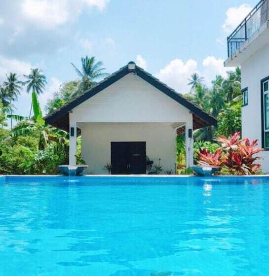 هتل Captain's Cabin Resort