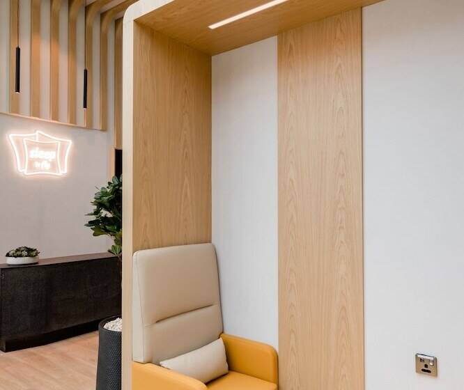 هتل Sleep  N Fly Sleep Lounge, B Gates Terminal 3   Transit Only