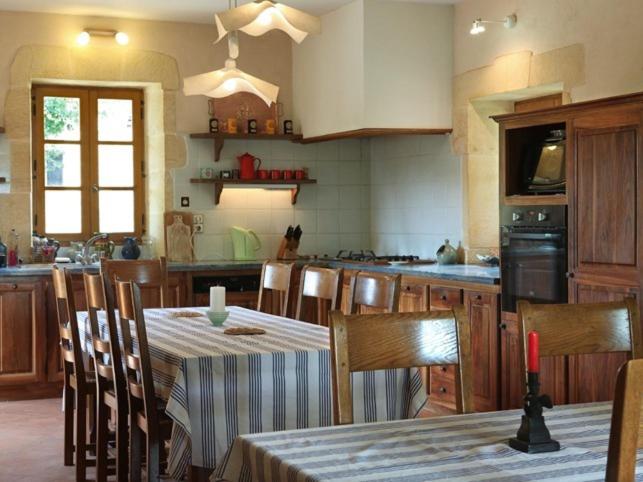 مبيت وإفطار Chambre D'hôtes La Rossillonie