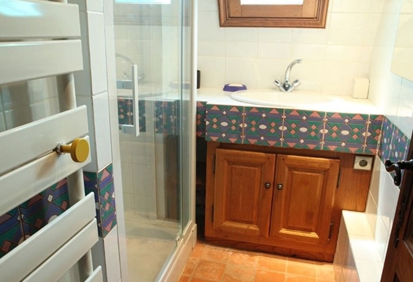 مبيت وإفطار Chambre D'hôtes La Rossillonie