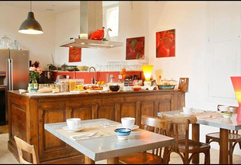 La Maison Rouge D Uzes B&b