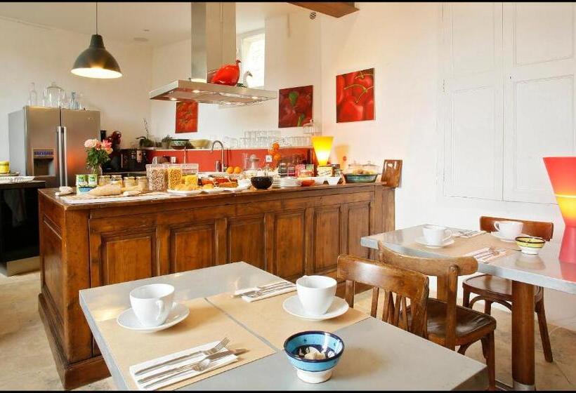 La Maison Rouge D Uzes B&b