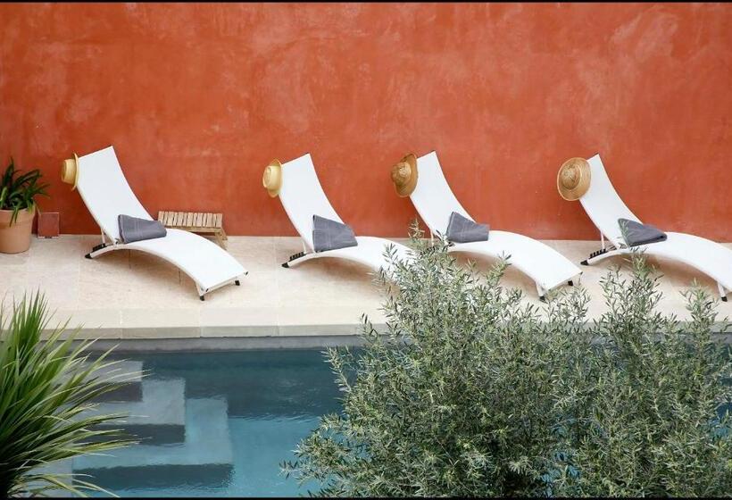 La Maison Rouge D Uzes B&b