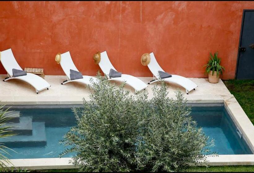 La Maison Rouge D Uzes B&b