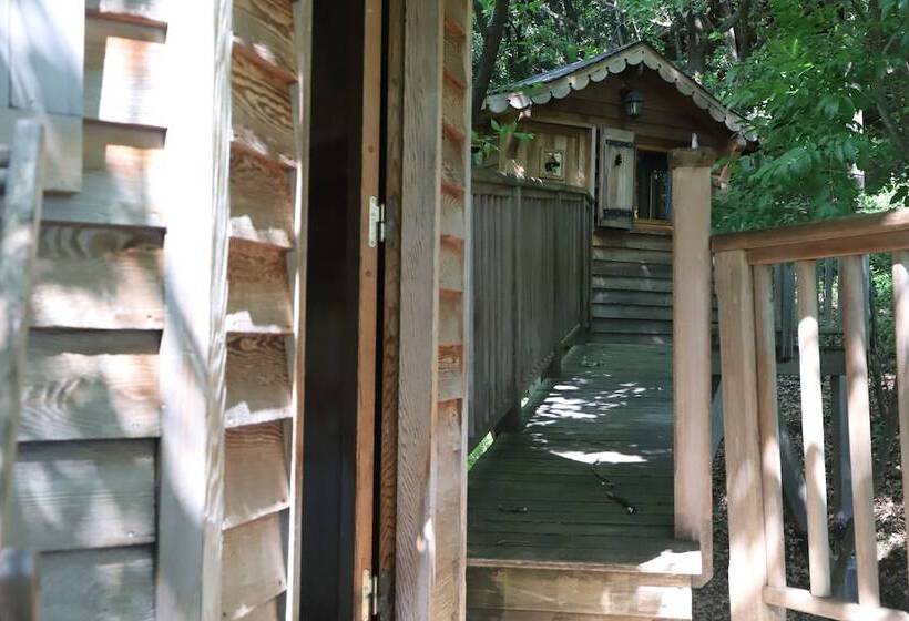 تختخواب و صبحانه Orion Tree Houses