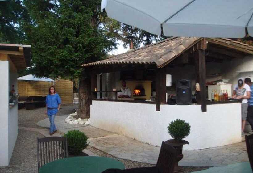 هتل La Maillane