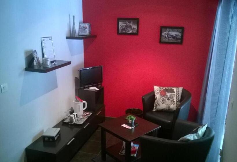 住宿加早餐  Chambres D Hotes Les Chiens Verts, Jardin, Terrasse, Parking Privé