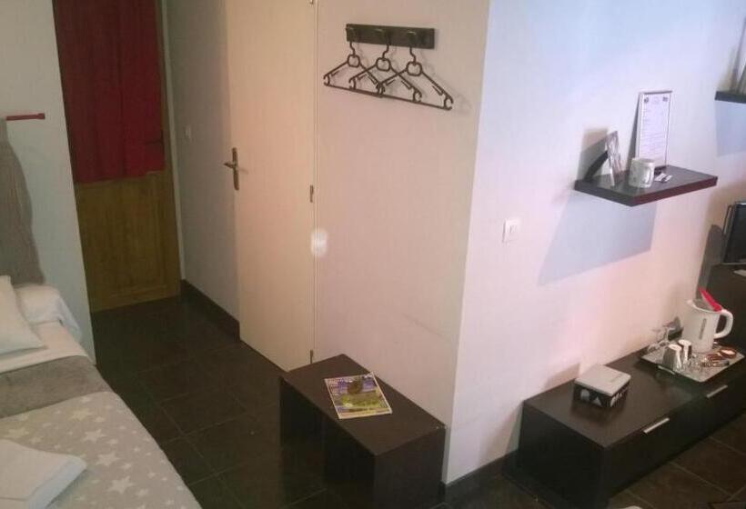 مبيت وإفطار Chambres D Hotes Les Chiens Verts, Jardin, Terrasse, Parking Privé