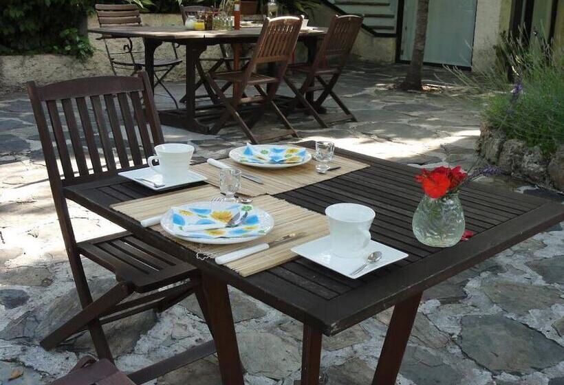 مبيت وإفطار Les Montades Chambres D Hôtes