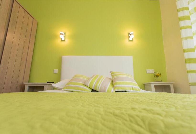 Отель Auberge De La Cauquiere