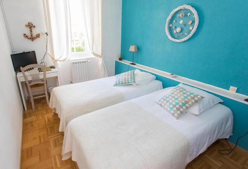 Отель Auberge De La Cauquiere