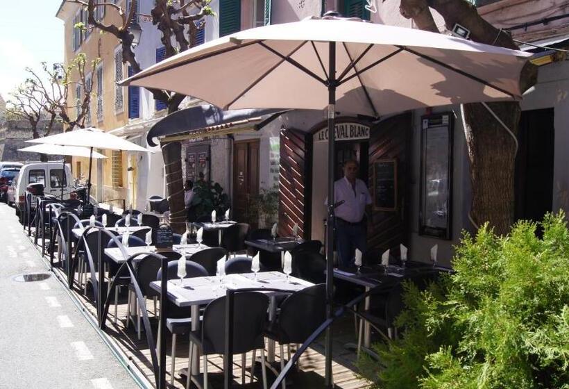 ホテル Auberge Du Cheval Blanc