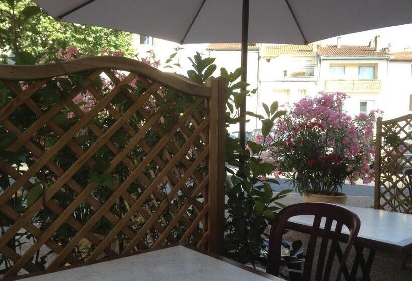 Отель Des Remparts