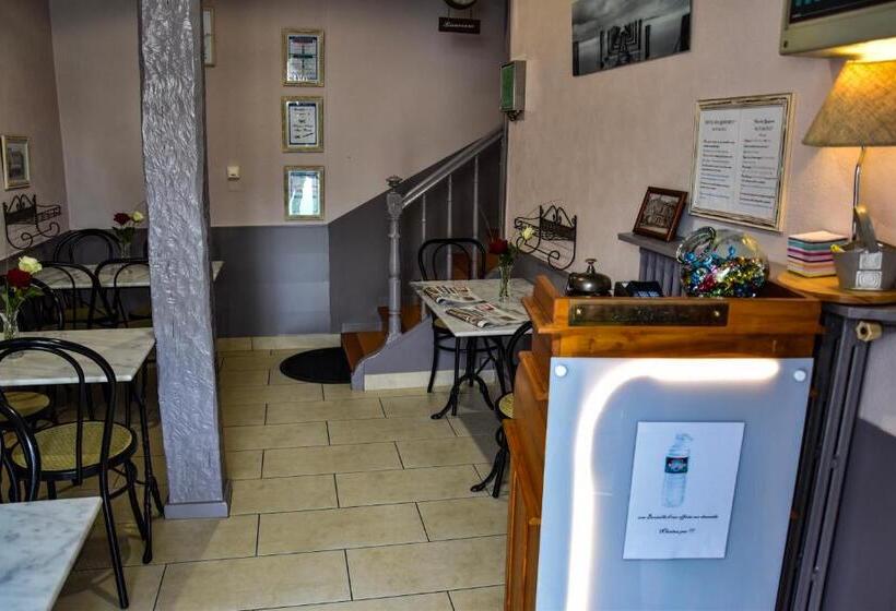 Отель Des Remparts