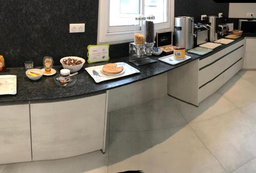 호텔 Logis Hôtel Le Rochelois