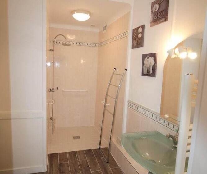 호텔 Logis Hôtel & Restaurant Au Clos Paillé Charme & Caractère