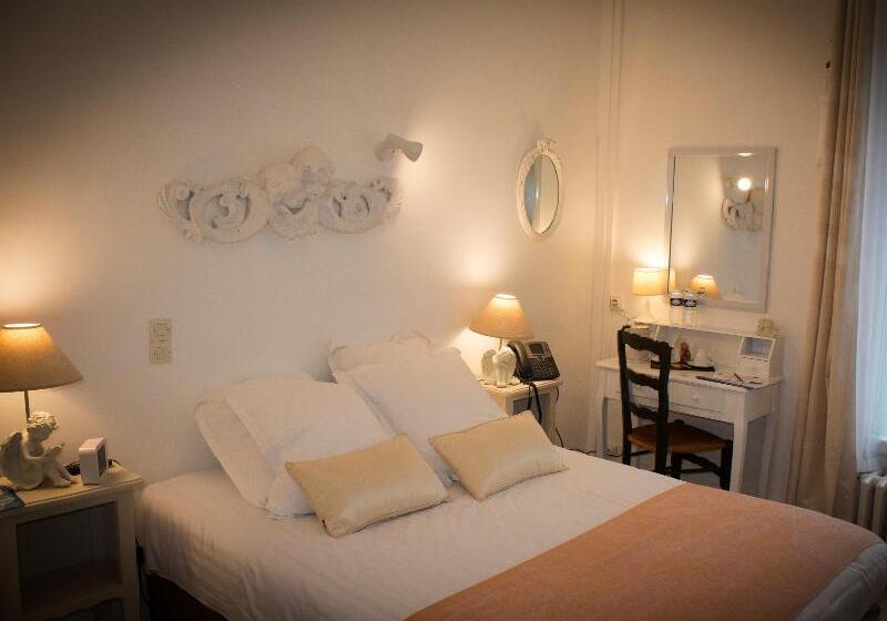 ホテル Logis Hôtel & Restaurant Au Clos Paillé Charme & Caractère