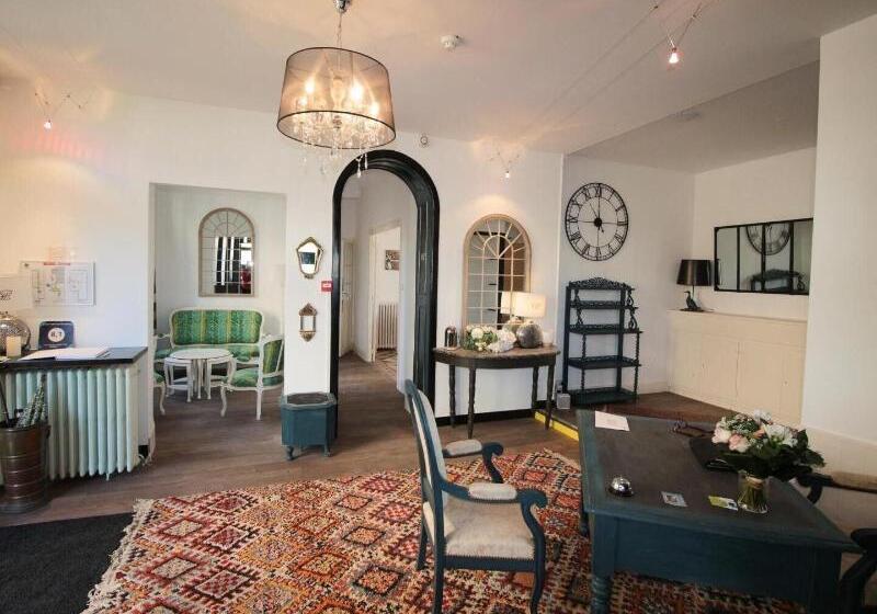 호텔 Logis Hôtel & Restaurant Au Clos Paillé Charme & Caractère