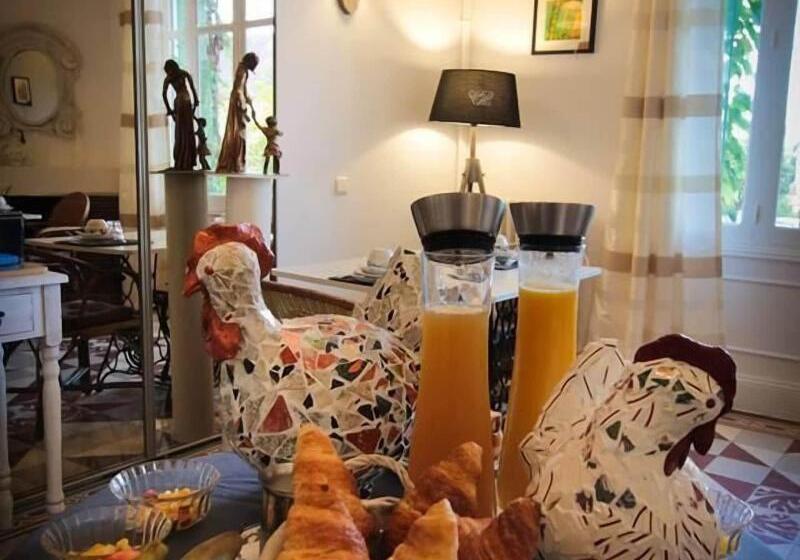 호텔 Logis Hôtel & Restaurant Au Clos Paillé Charme & Caractère