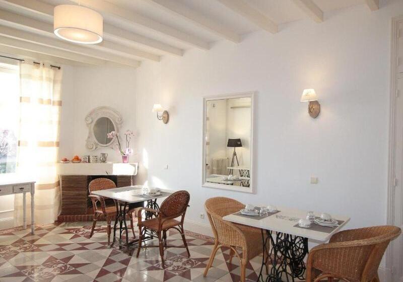 ホテル Logis Hôtel & Restaurant Au Clos Paillé Charme & Caractère