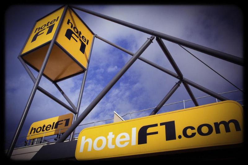 בית מלון כפרי Premiere Classe Plaisir  Gatines