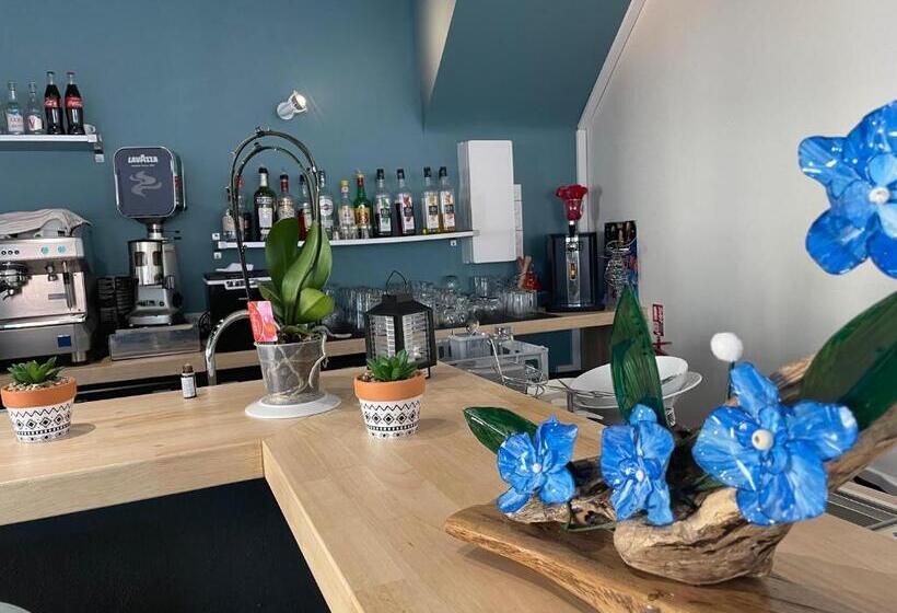 Logis Hotel Castel De Mirambel