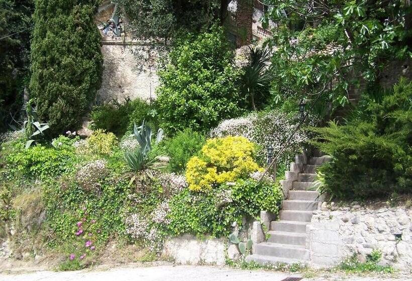 تختخواب و صبحانه Castel Enchanté