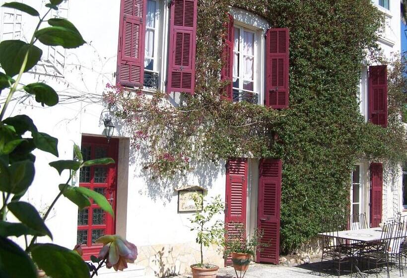تختخواب و صبحانه Castel Enchanté