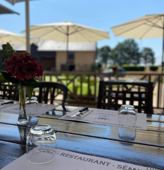 مبيت وإفطار Château Du Golf De La Freslonnière