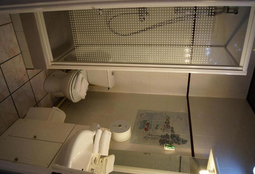 فندق Aux Trois Jean