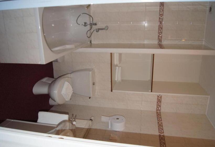 فندق Aux Trois Jean